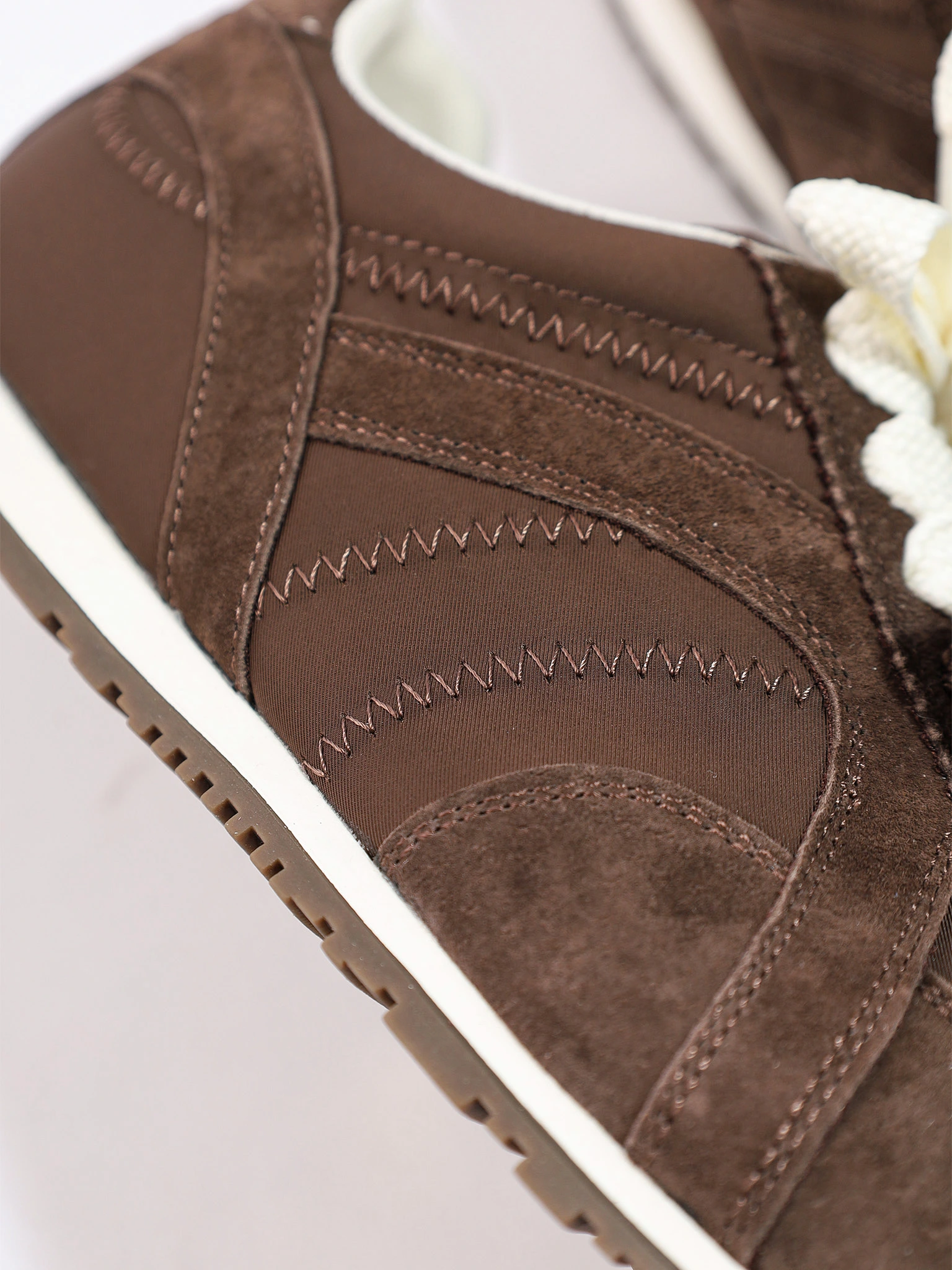 Кроссовки комбинированные темно-коричневого цвета на низкой подошве